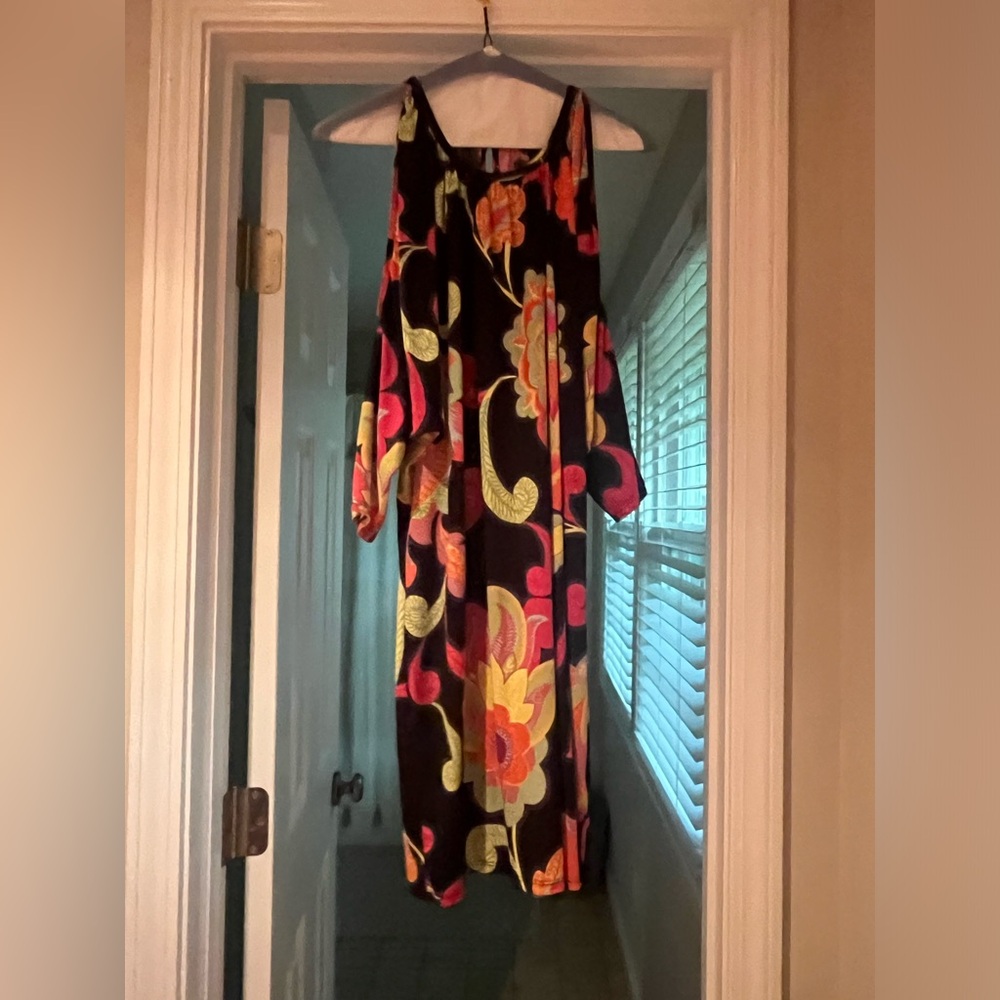 Cute dress with slit shoulders